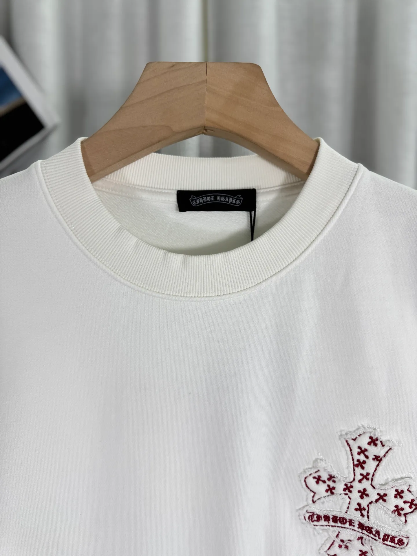 P260 top version, real shot without P, ​​different from market currency) 𝗖𝗵𝗿𝗼𝗺𝗲 𝗛𝗲𝗮𝗿𝘁𝘀/Cro Heart 2025 washed patch embroidery autumn and winter new original single counter American laser burnt 3D three-dimensional color embroidered couple casual sweatshirt 👑The highest version! Customized fabric 420g tripe terry fabric! American acid-washed and distressed original fabric laser burnt ✟appliqué embroidery and exquisite embroidery of letters! The best-selling model in the counter, very comfortable to wear. Accessories: original molded and authenticated collar label➕100% silk wash label. Genuine purchase-grade original hangtag➕matching hanging rope➕3D hanging beads➕original packaging bag. Craftsmanship: The original version has consistent wiring! The highest version of the armhole matching technique! Color: White Black Size: S M L XL Style Number: 25-316